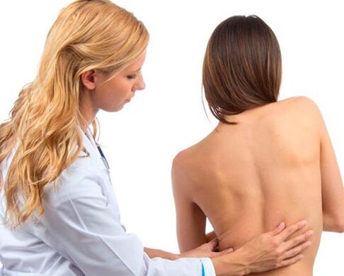 orvos megvizsgálja a hátat az alsó hátfájás ellen